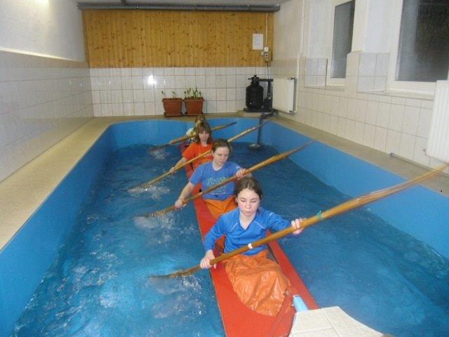 Sportler im Paddelbecken