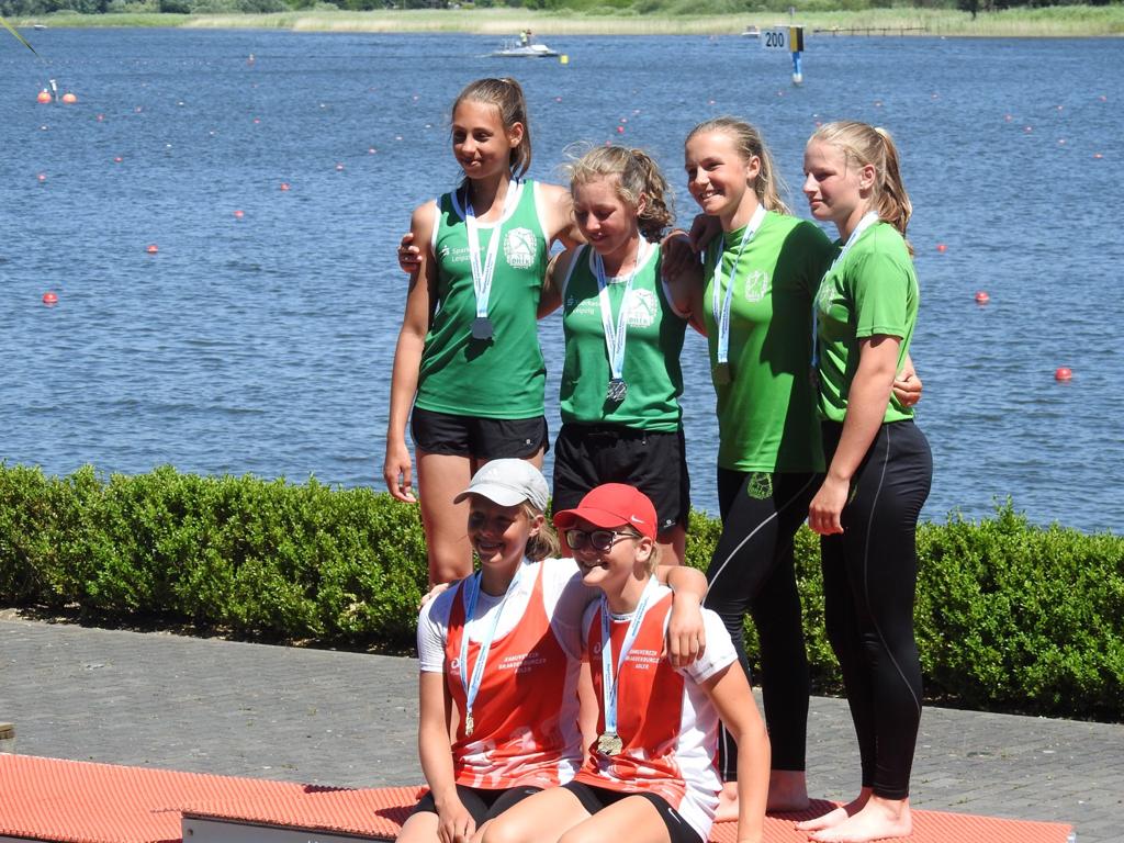 Siegerehrung: Emma Kaposvari (2. v. oben links) 