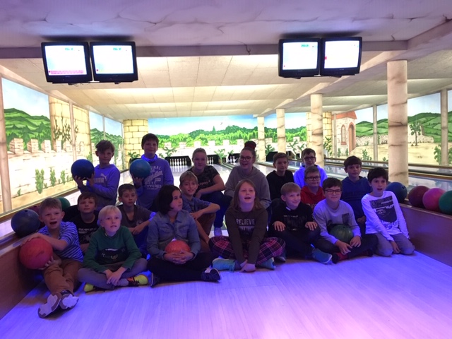 Gruppenbild auf der Bowlingbahn.