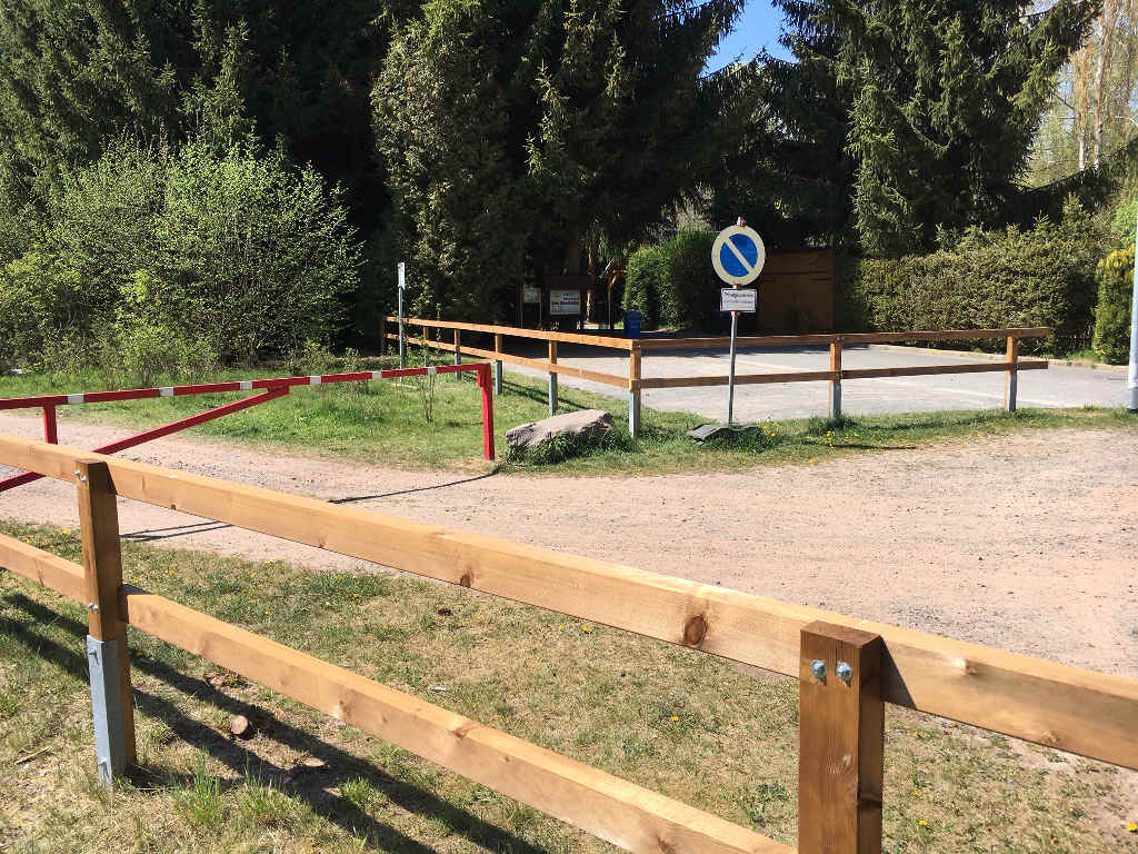 neue Einfriedung Parkplatz
